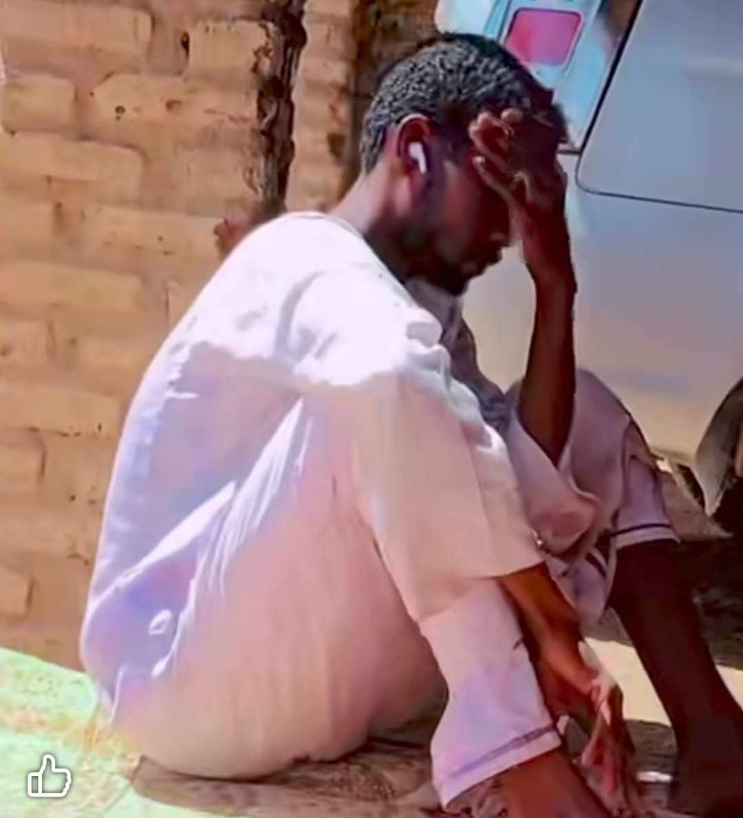 شاهد بالفيديو.. مقطع يدمي القلوب لشاب سوداني جالس على الأرض بطريقة مؤثرة بعد أن توفيت خطيبته قبل أيام من زفافهما في حادثة سيارة بمدينة بربر