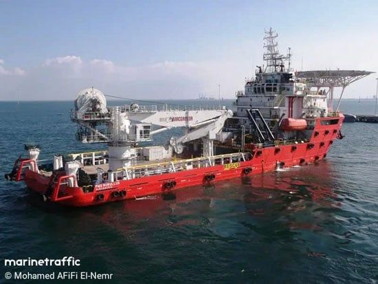 بالصور.. الدفع بالسفينة البرلس pms للمشاركة فى البحث عن المفقودين الثلاثة بحادث البارج أدمارين 12 بمنطقة جبل الزيت