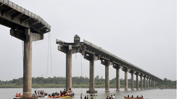 انهيار جسر يودي بحياة 9 أشخاص في الهند