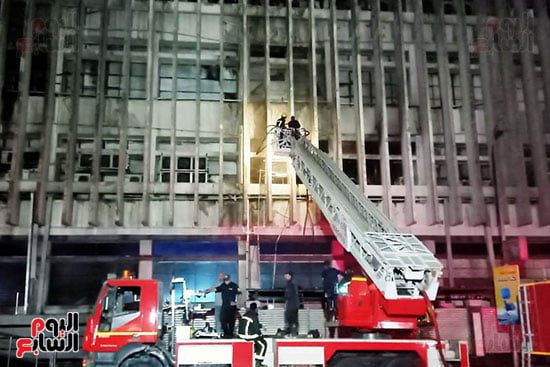 10 مشاهد من حريق سنترال رمسيس.. بطولات رجال الإطفاء وجدعنة المصريين الأبرز