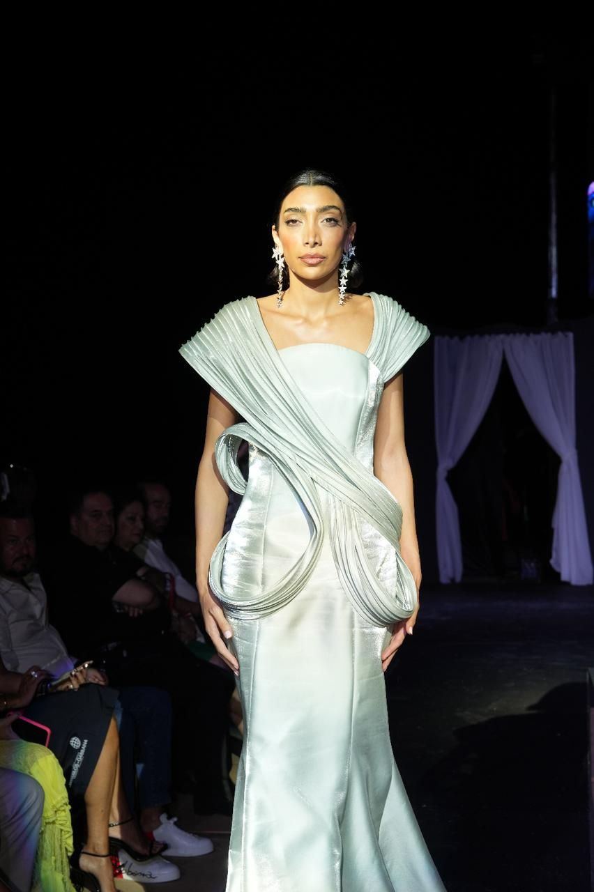 بالصور- في أمسية ساحرة على شاطئ البحر، المصمّمة ريم صالح تطلق عرضها الأول لمجموعة “أسرار السماء”