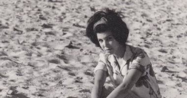 صورة قديمة للراحلة رجاء الجداوى فى شبابها تستمع بالمصيف