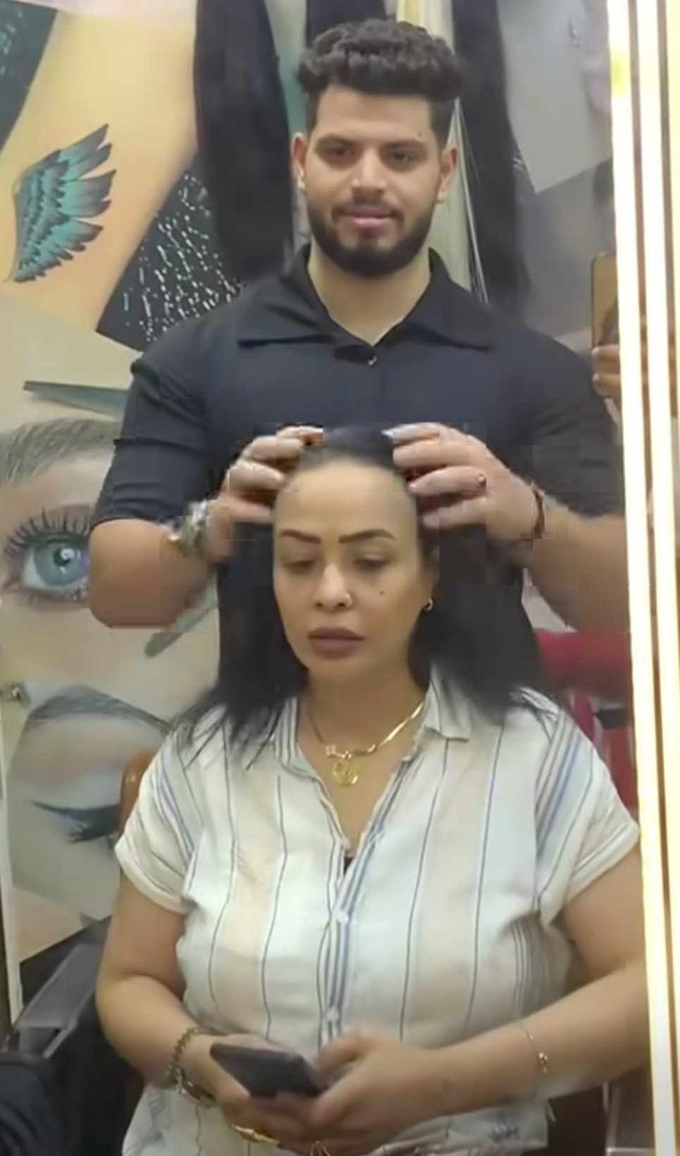 شاهد بالصور والفيديو.. إعلامية سودانية زوجة مطرب شهير تثير ضجة إسفيرية واسعة بعد ظهورها في جلسة تجميل مع خبير شعر مصري