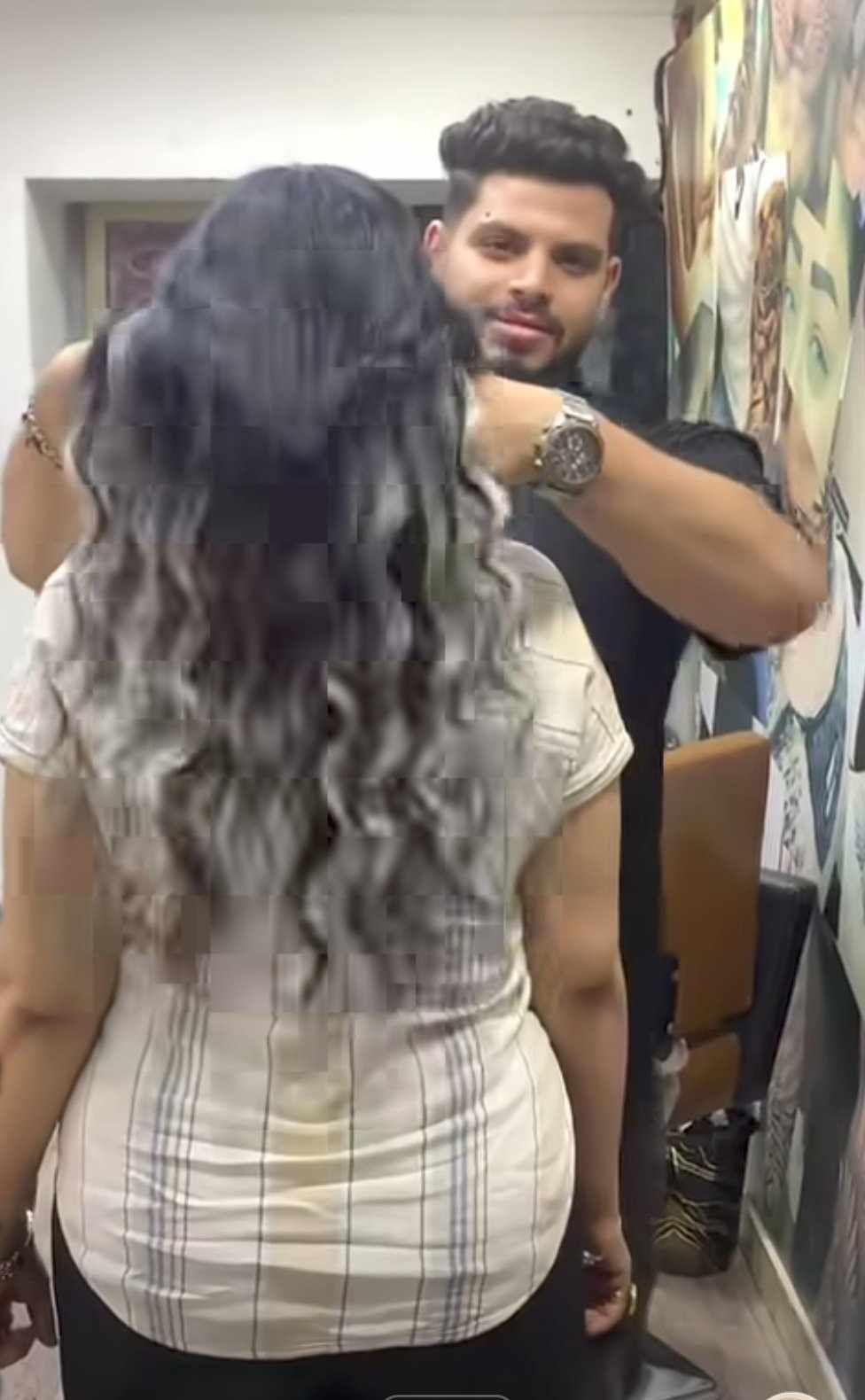 شاهد بالصور والفيديو.. إعلامية سودانية زوجة مطرب شهير تثير ضجة إسفيرية واسعة بعد ظهورها في جلسة تجميل مع خبير شعر مصري