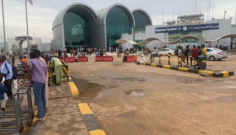 شاهد بالفيديو.. مدرج مطار الخرطوم يشهد عمليات نظافة كاملة تأهباً لبداية العمل واستقبال الطائرات