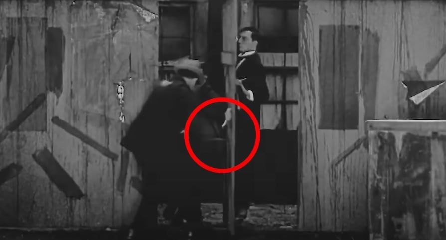 مقطع يشرح كيف أبدع أساطير هوليوود فى الخدع السينمائية قبل 100 عام