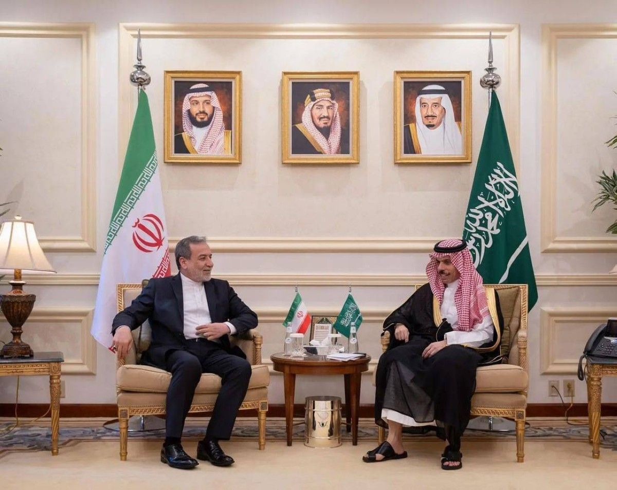 الخليج اليوم .. وزيرا خارجية السعودية وإيران يبحثان التطورات في المنطقة