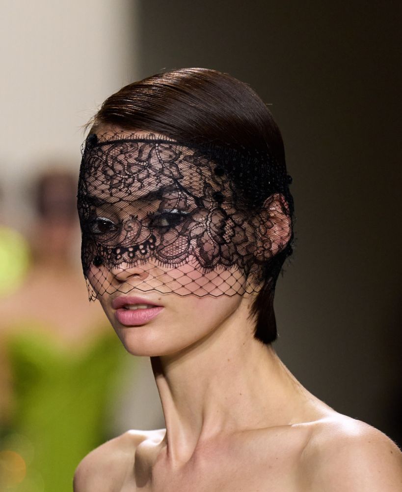 صيحات مكياج تُوازِن بين الرقيّ والجرأة من اليوم الثاني لأسبوع الموضة في باريس