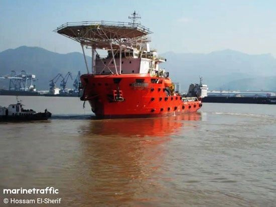 بالصور.. الدفع بالسفينة البرلس pms للمشاركة فى البحث عن المفقودين الثلاثة بحادث البارج أدمارين 12 بمنطقة جبل الزيت