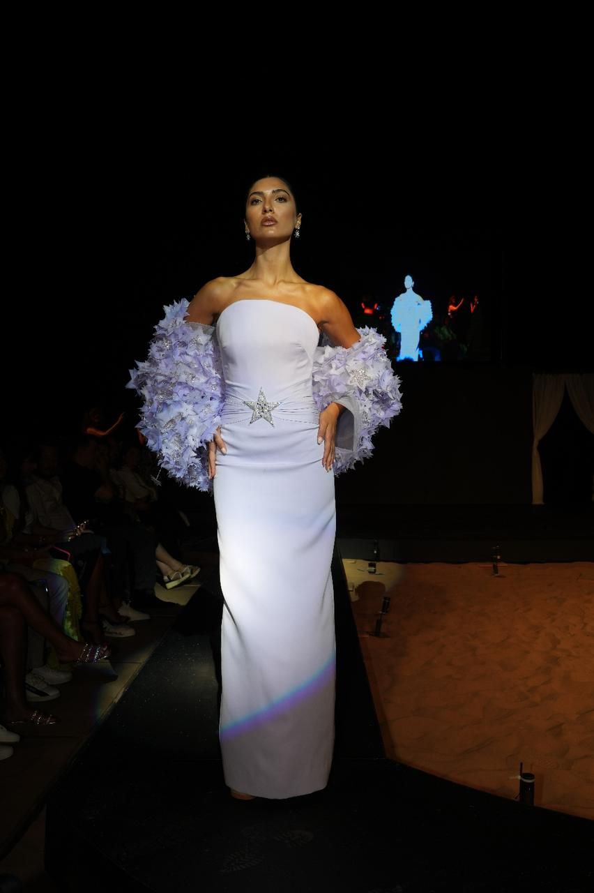 بالصور- في أمسية ساحرة على شاطئ البحر، المصمّمة ريم صالح تطلق عرضها الأول لمجموعة “أسرار السماء”