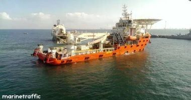 بالصور.. الدفع بالسفينة البرلس pms للمشاركة فى البحث عن المفقودين الثلاثة بحادث البارج أدمارين 12 بمنطقة جبل الزيت