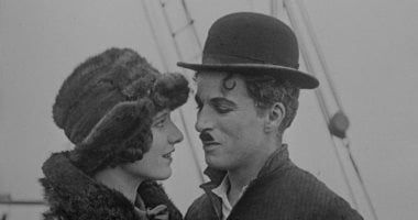 كيف اتسلهم تشارلى تشابلن فيلمه الأيقونى The Gold Rush من صورة من كلوندايك