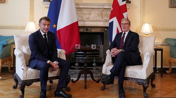 محادثات بين ماكرون وستارمر تتعلق بالهجرة