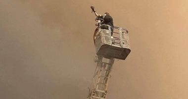 بطل من الحماية المدنية.. أنقذ عالقين من أعلى سطح مبنى سنترال رمسيس