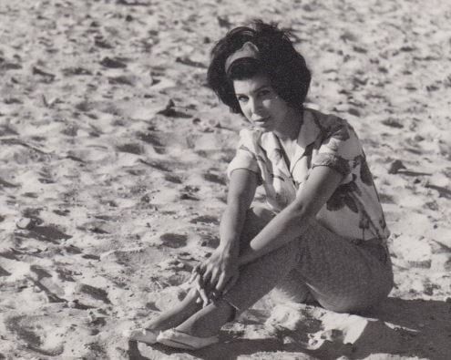 صورة قديمة للراحلة رجاء الجداوى فى شبابها تستمع بالمصيف