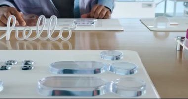 تكنولوجيا: آبل تتراجع عن مظهر “الزجاج السائل” في iOS 26 بعد شكاوى المستخدمين