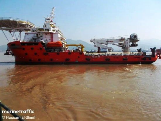 بالصور.. الدفع بالسفينة البرلس pms للمشاركة فى البحث عن المفقودين الثلاثة بحادث البارج أدمارين 12 بمنطقة جبل الزيت