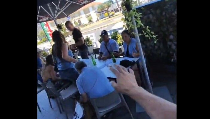 صاحب مطعم لبناني في إسبانيا طرد زبائن إسرائيليين من مطعمه وهتف أمامهم بـ"لبيك يا نصر الله"