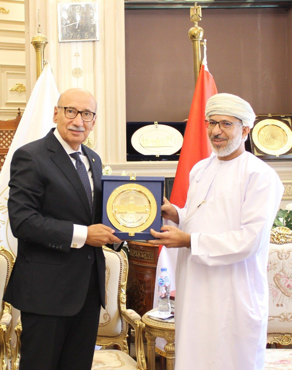 وفد قضائي من سلطنة عمان يهنئ رئيس مجلس القضاء الأعلى بمنصبه الجديد