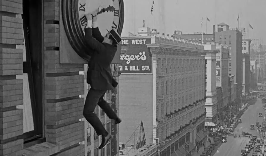 مقطع يشرح كيف أبدع أساطير هوليوود فى الخدع السينمائية قبل 100 عام