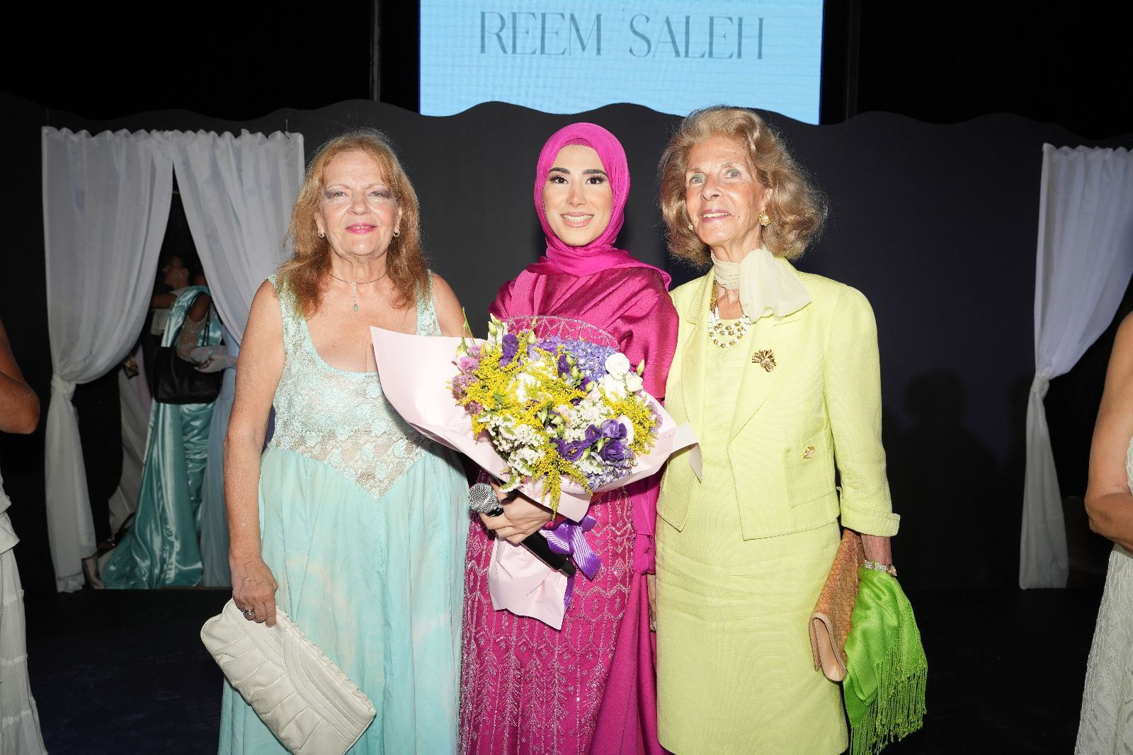 بالصور- في أمسية ساحرة على شاطئ البحر، المصمّمة ريم صالح تطلق عرضها الأول لمجموعة “أسرار السماء”