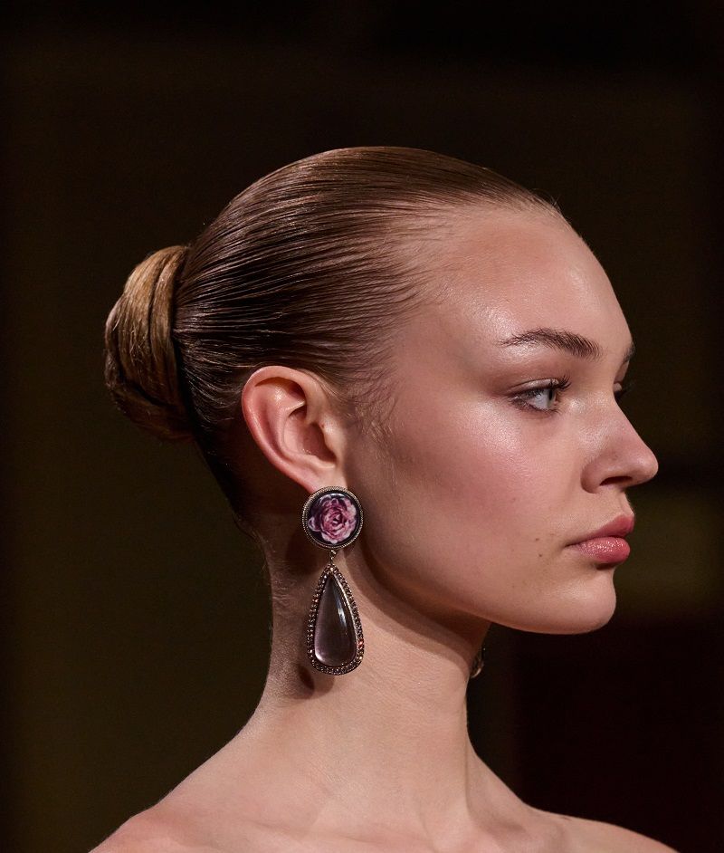 تسريحات شعر من أسبوع الهوت كوتور في باريس.. لمسات تُعيد رسم الأناقة الشتوية