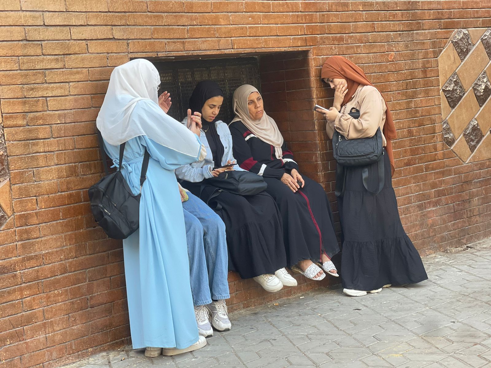 طلاب الثانوية العامة يتوافدون على اللجان فى أخر يوم امتحانات.. صور