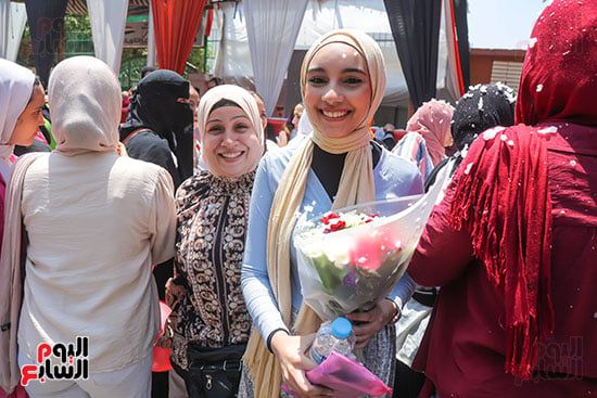 بالورود والبالونات.. الأمهات يحتفلن بخروج أبنائهن من آخر امتحانات الثانوية العامة
