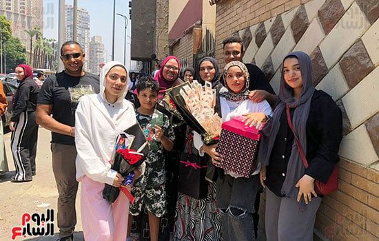 2000 جنيه و30 جرام ذهب.. أسرة تحتفل بابنتها بعد امتحانات الثانوية العامة
