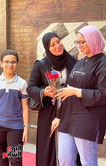 فى آخر امتحان.. الأمهات يستقبلن طلاب الثانوية العامة بالبلالين والورود بالجيزة