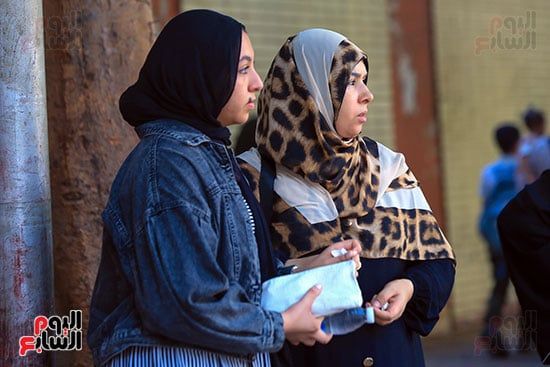 الأمهات يختمن شهور السهر والترقب بالدعاء والأمل فى آخر أيام امتحانات الثانوية