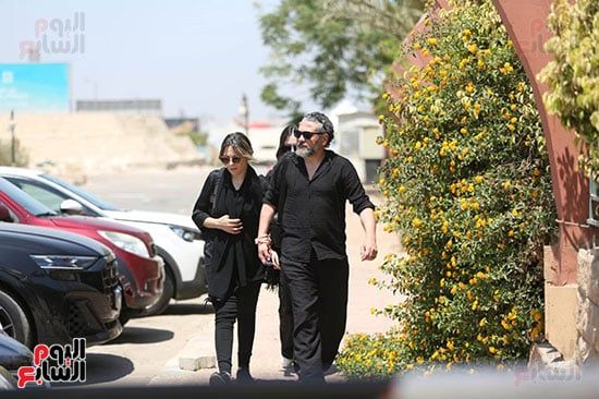 أشرف زكى وريهام حجاج والسعدنى فى جنازة المخرج سامح عبد العزيز