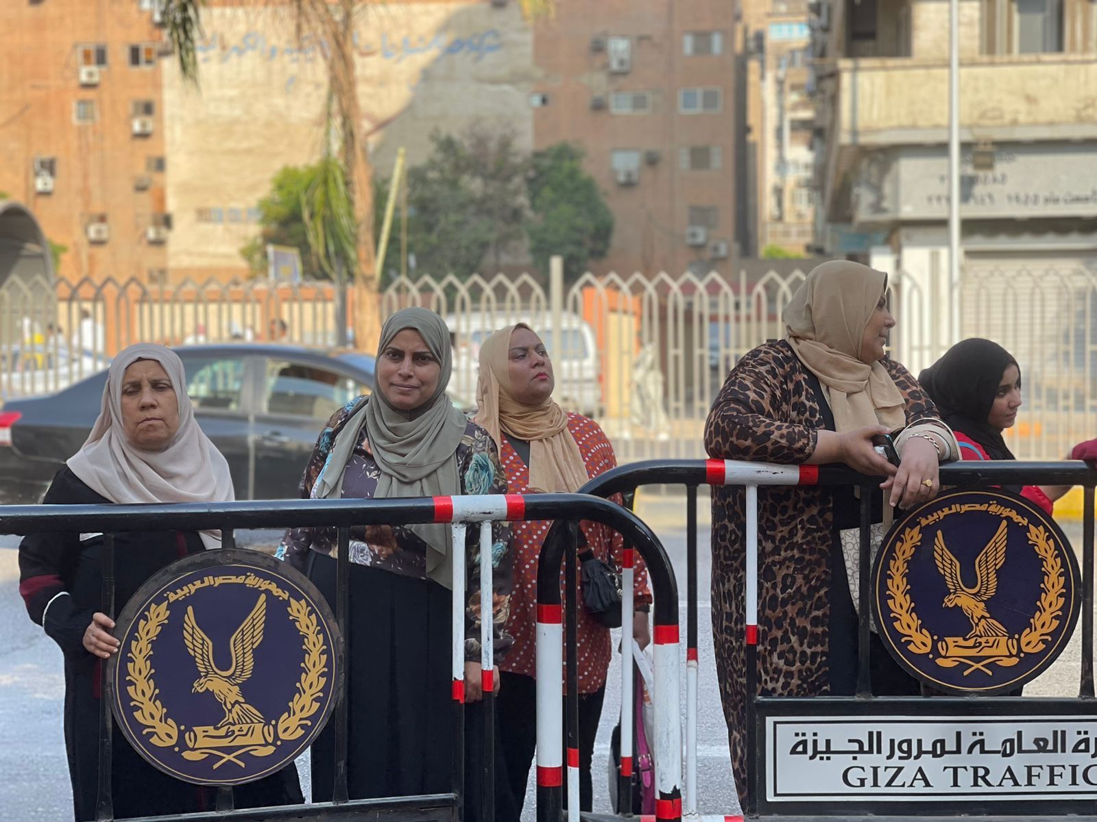 حتى آخر دقيقة.. الأهالى يدعمون طلاب الثانوية قبل امتحان الأحياء والإحصاء والرياضيات