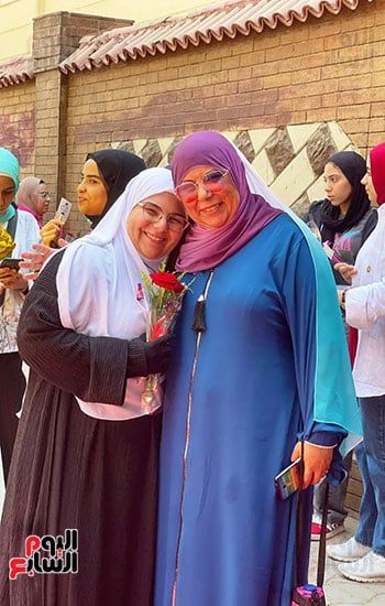 فى آخر امتحان.. الأمهات يستقبلن طلاب الثانوية العامة بالبلالين والورود بالجيزة