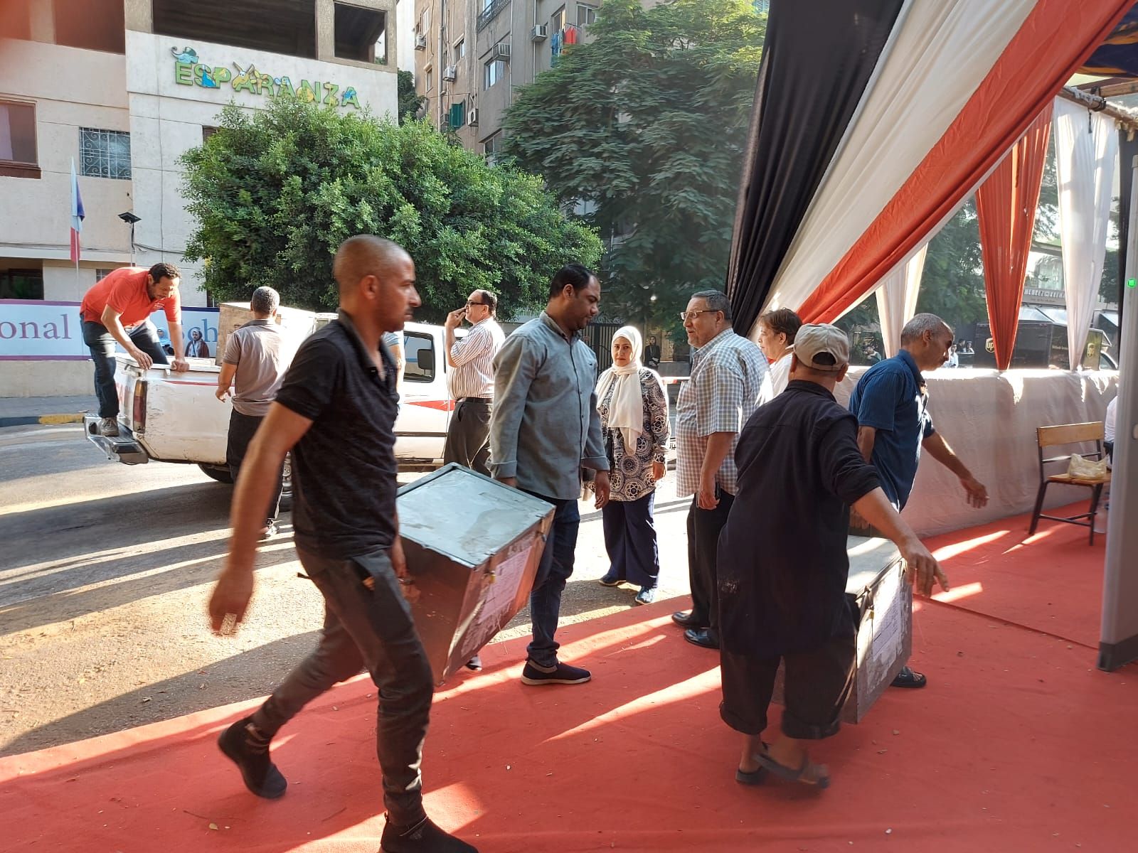 طلاب الثانوية العامة يتوافدون على اللجان فى أخر يوم امتحانات.. صور