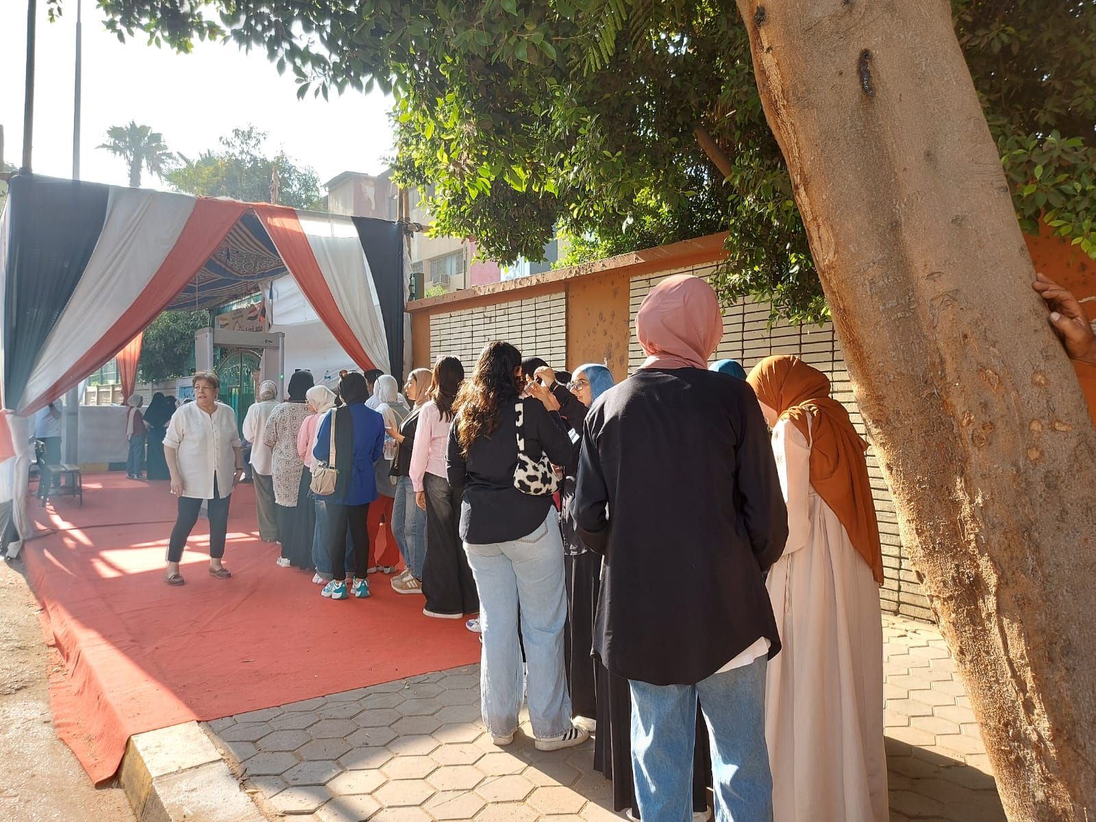 فى آخر أيام الامتحانات.. انتظام دخول طلاب الثانوية العامة إلى اللجان بالدقى