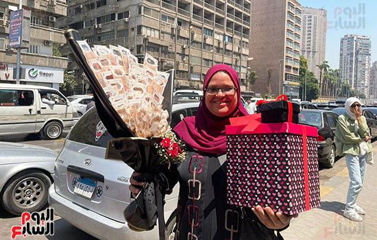 2000 جنيه و30 جرام ذهب.. أسرة تحتفل بابنتها بعد امتحانات الثانوية العامة