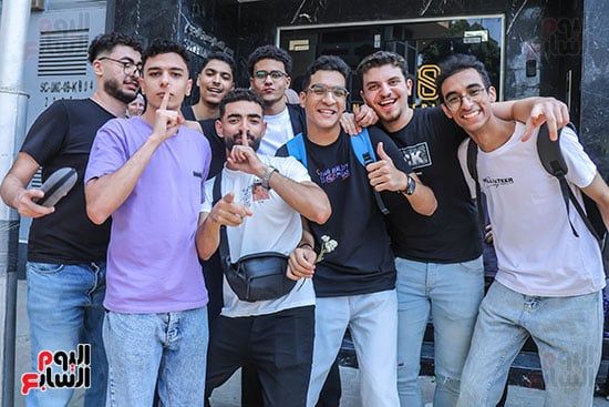 فرحة بين طلاب الثانوية العامة بسبب "الأحياء" وختام الامتحانات.. تفاصيل
