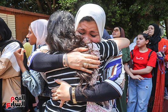 بالورود والبالونات.. الأمهات يحتفلن بخروج أبنائهن من آخر امتحانات الثانوية العامة