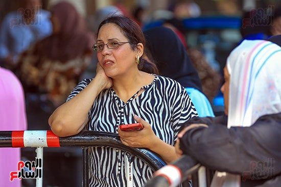 الأمهات يختمن شهور السهر والترقب بالدعاء والأمل فى آخر أيام امتحانات الثانوية