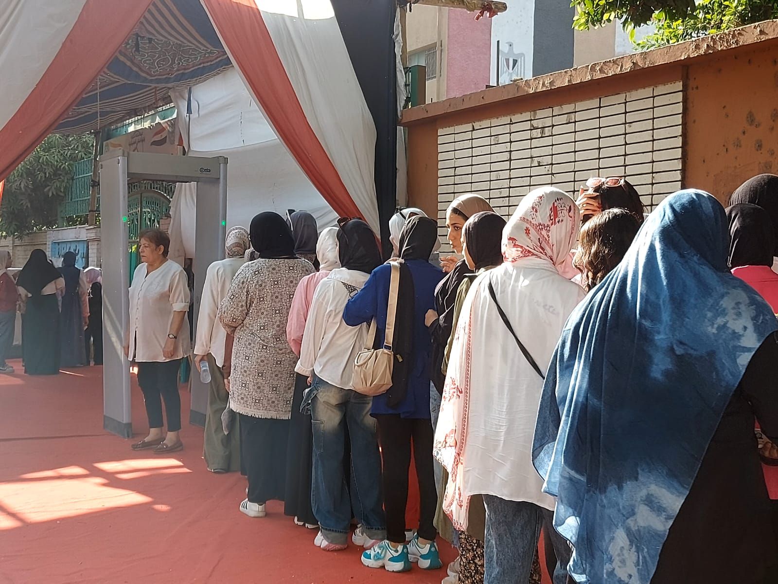 فى آخر أيام الامتحانات.. انتظام دخول طلاب الثانوية العامة إلى اللجان بالدقى