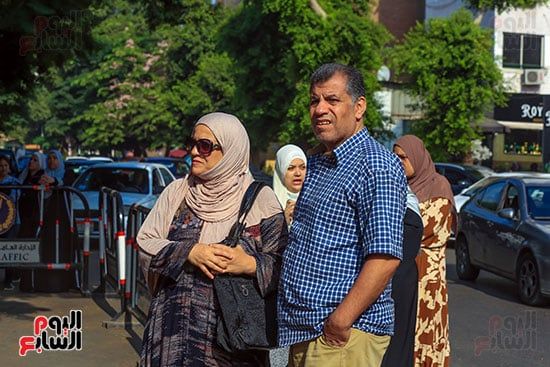 الأمهات يختمن شهور السهر والترقب بالدعاء والأمل فى آخر أيام امتحانات الثانوية