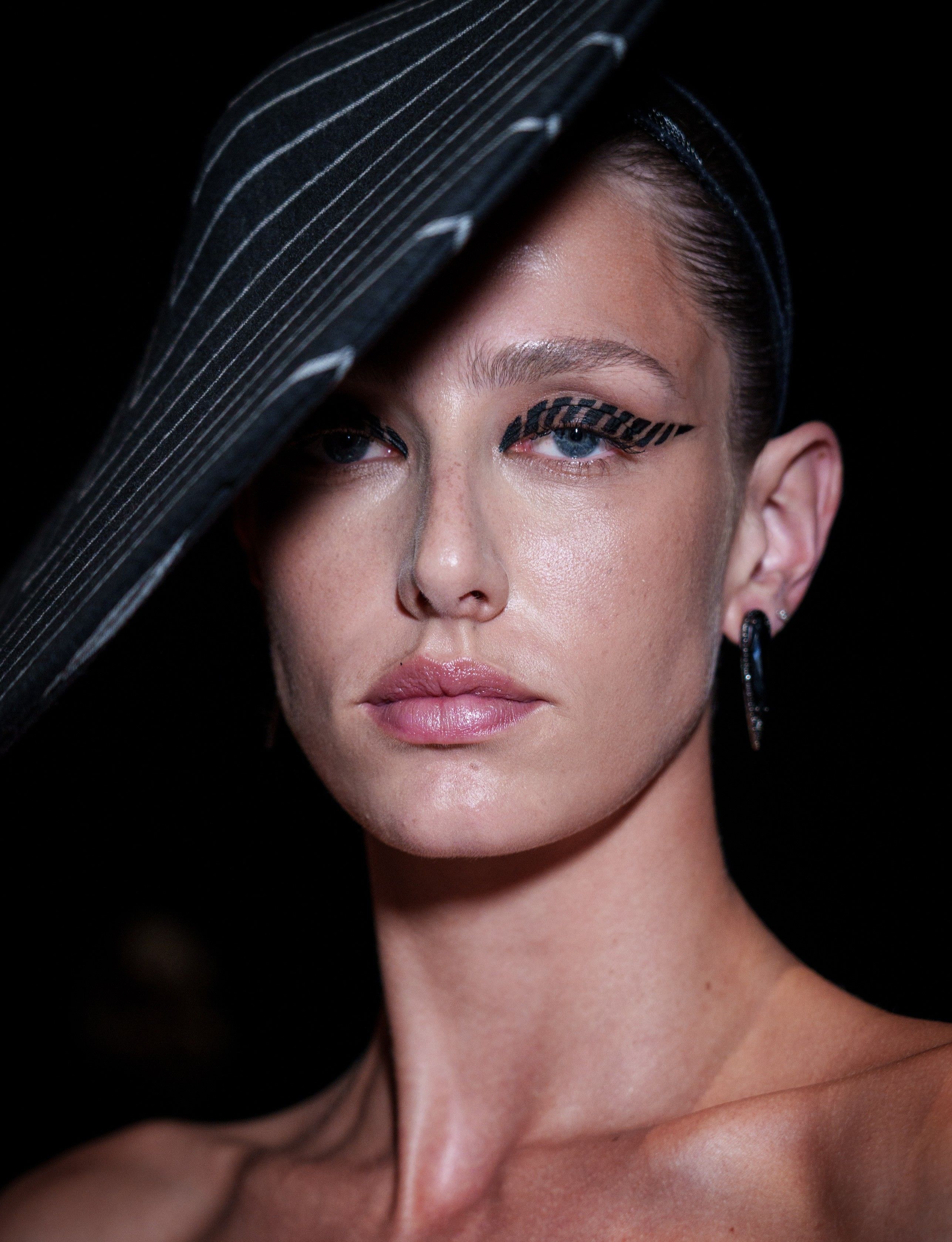 مكياج اليوم الثالث من أسبوع الموضة في باريس.. أناقة مترفة ولمسات فنية