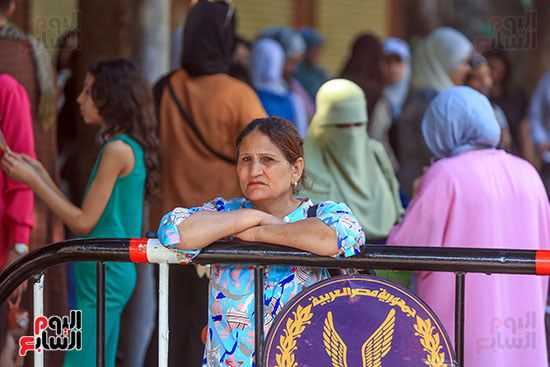 الأمهات يختمن شهور السهر والترقب بالدعاء والأمل فى آخر أيام امتحانات الثانوية