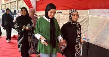 انتهاء امتحان الأحياء والإحصاء للثانوية العامة وبدء خروج الطلاب من اللجان