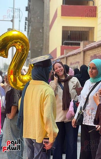 فى آخر امتحان.. الأمهات يستقبلن طلاب الثانوية العامة بالبلالين والورود بالجيزة