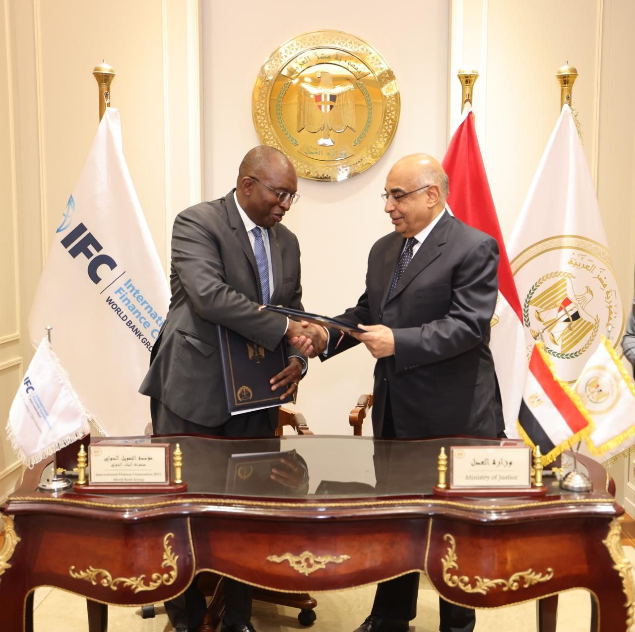 وزيرا العدل والتخطيط يشهدان توقيع مذكرة تفاهم مع مؤسسة التمويل الدولية
