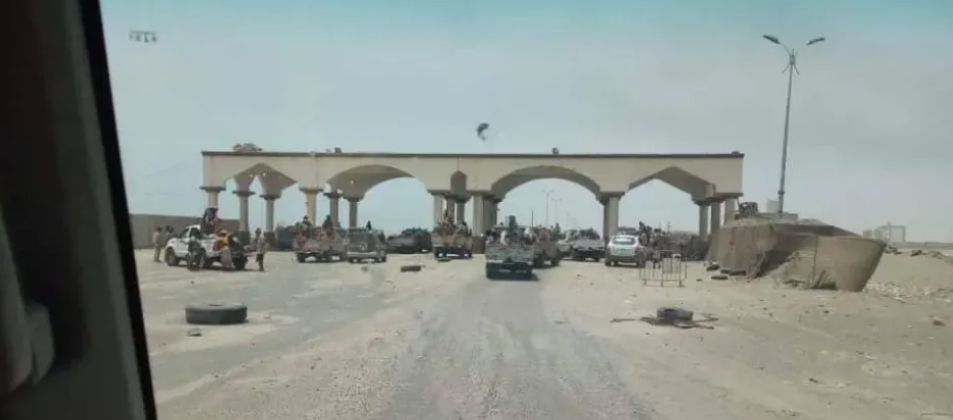 عسكر يتحقق من هوية دكتور باستخدام تطبيق رقمي عند دخوله عدن