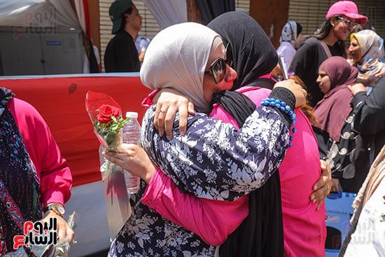 بالورود والبالونات.. الأمهات يحتفلن بخروج أبنائهن من آخر امتحانات الثانوية العامة