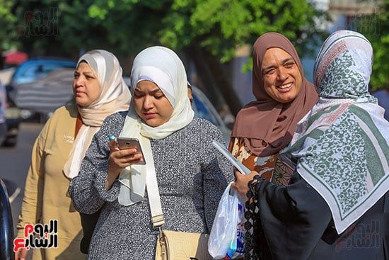 الأمهات يختمن شهور السهر والترقب بالدعاء والأمل فى آخر أيام امتحانات الثانوية